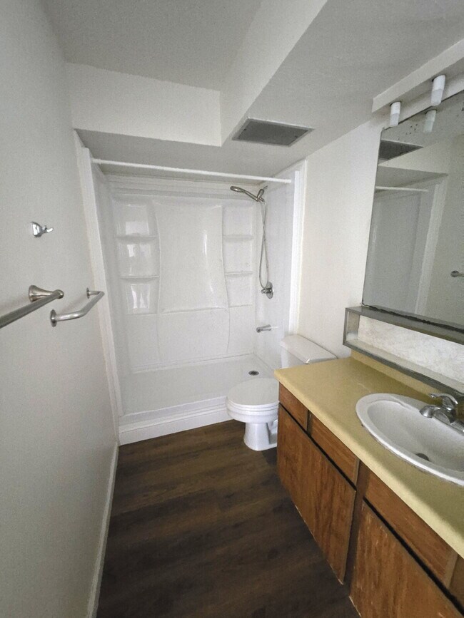 Building Photo - Spacious 2br/1.5ba/2pkg Condo in Waikiki