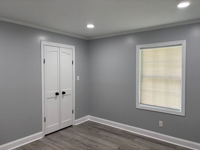 Building Photo - Fully renovated 3 bedroom 2 bathroom house!   Lawn Care Included