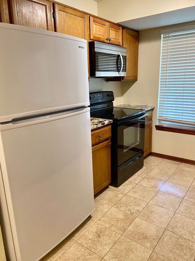 Building Photo - Evolve Real Estate: Beautiful Condo in Garrison Square Available June 3rd!