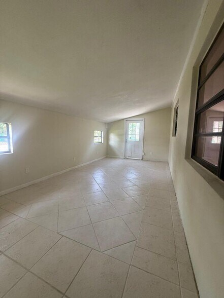 Building Photo - 329 W Arlington St