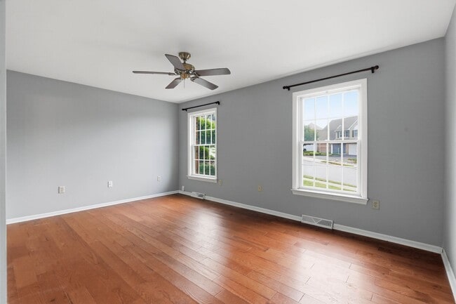 Building Photo - Beautiful 3 BR End Unit Townhouse in Summit Hills!
