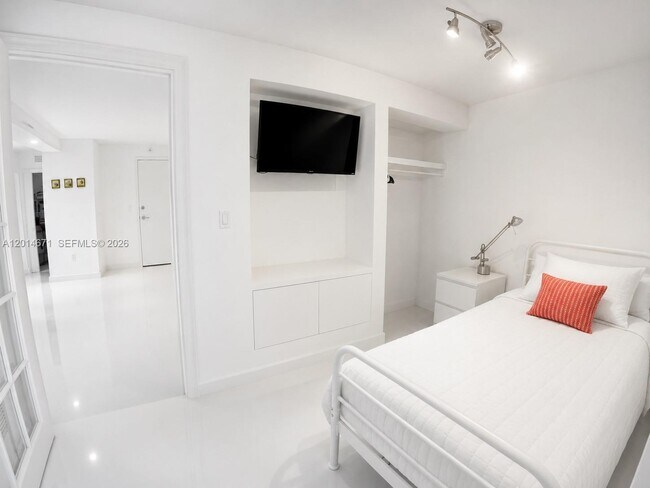 Building Photo - 6917 Collins Ave