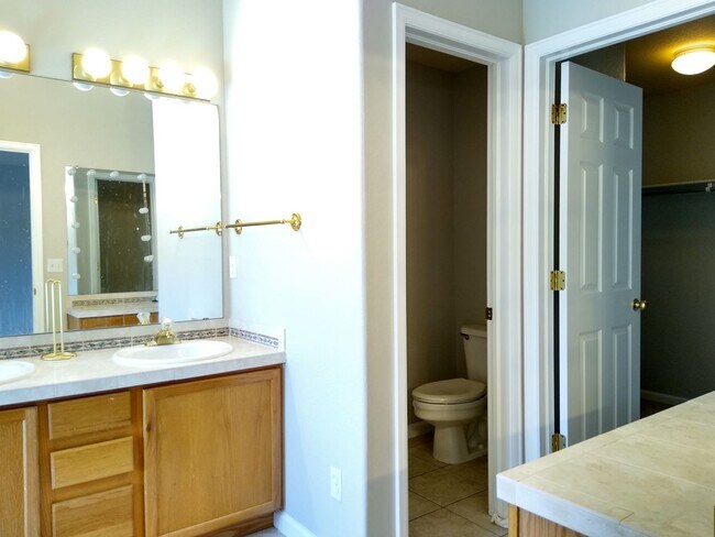 Building Photo - Fabulous Townhome Near Cherry Creek State ...