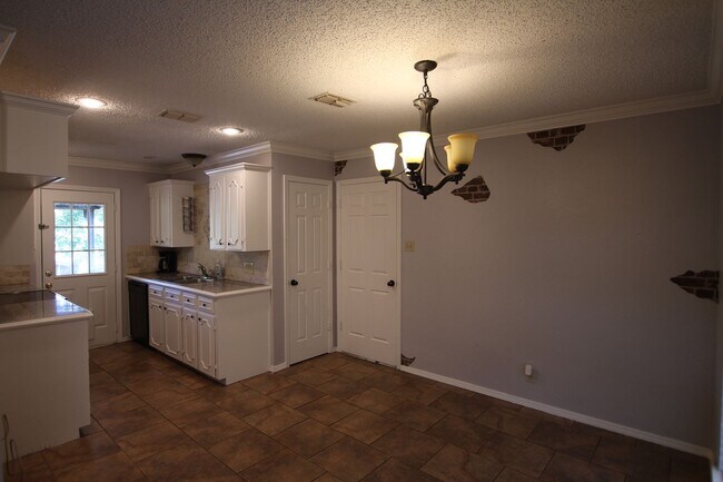 Building Photo - 3 Bedroom 2 Bath Home In Tyler ISD!