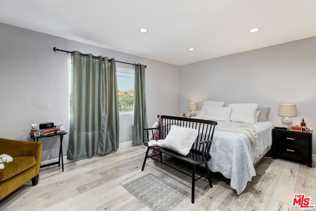 Building Photo - 628 Royalview St