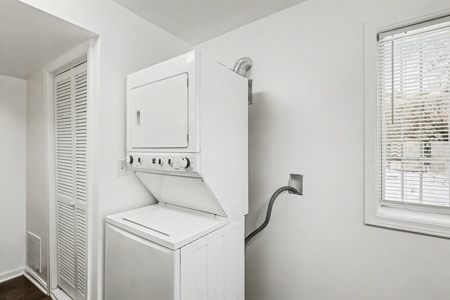 Building Photo - 506 Eastern Ave NE