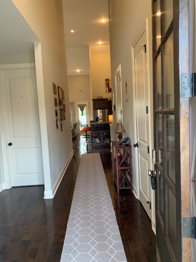 Building Photo - 105 Stonegate Trail