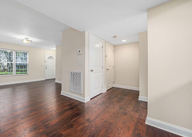 Building Photo - Great Location - 2 Bedroom/2.5 Bath Condo ...