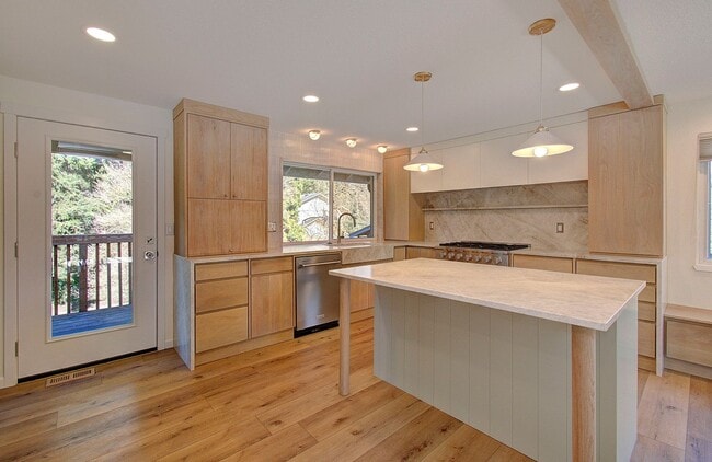 Building Photo - Spacious 4bd 2.5ba Home - Avail. Now!