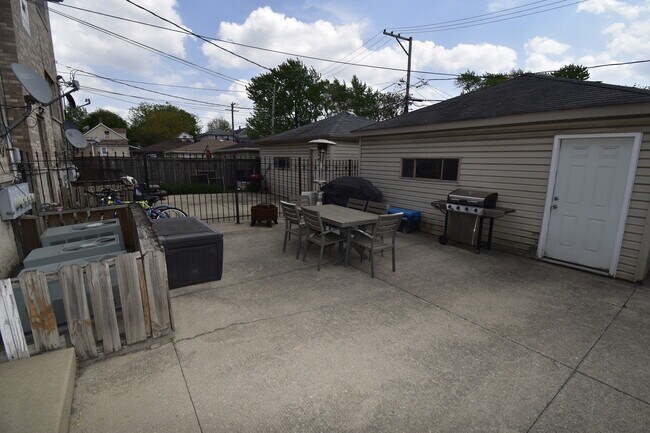 Building Photo - 2729 W 37th Pl