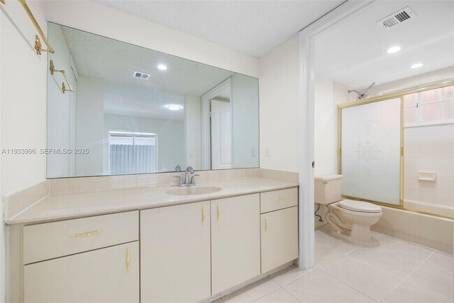 Building Photo - 2425 W 76th St