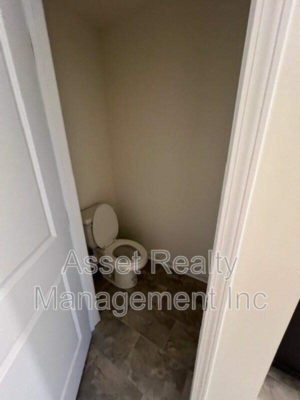 Building Photo - 305 Aspen Dr