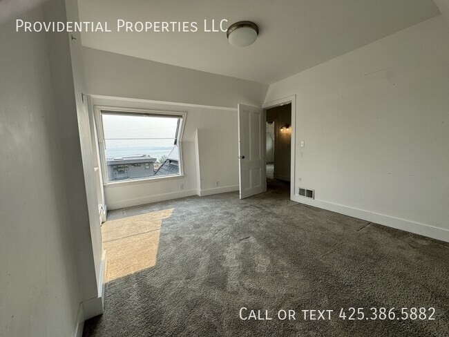 Building Photo - 424 8th Ave W