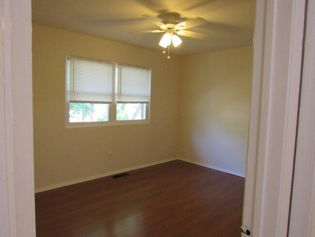 Building Photo - 800 St Denis Ct