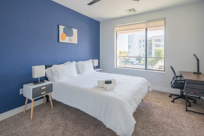 Building Photo - 688 W 1st St