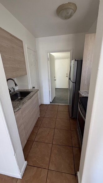 Building Photo - 1708 Lauderdale Manor Dr