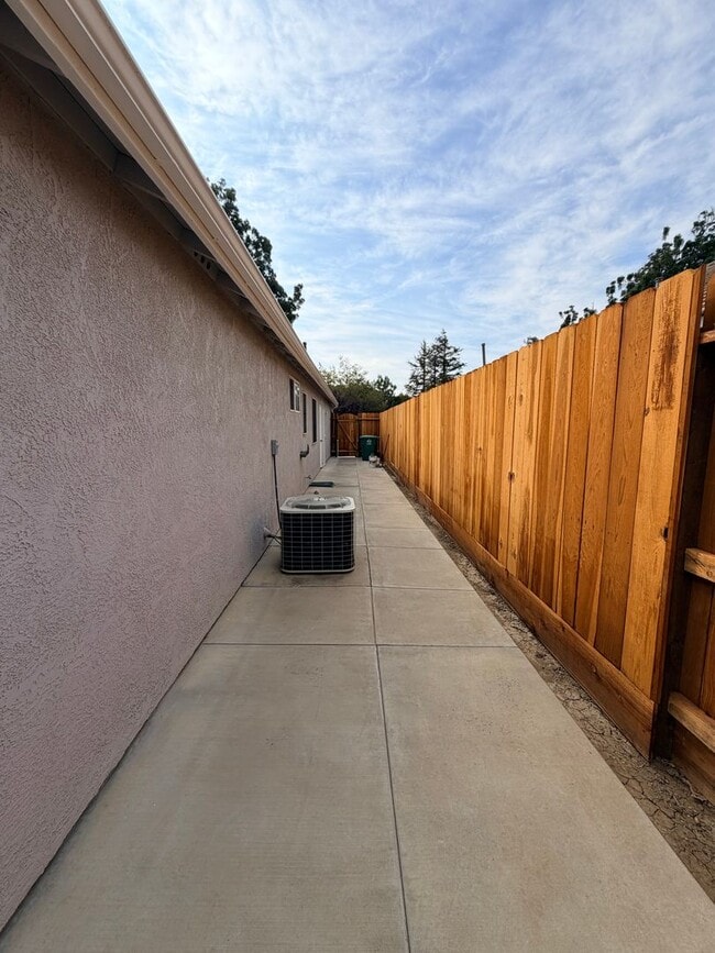 Building Photo - 710 Foothill St