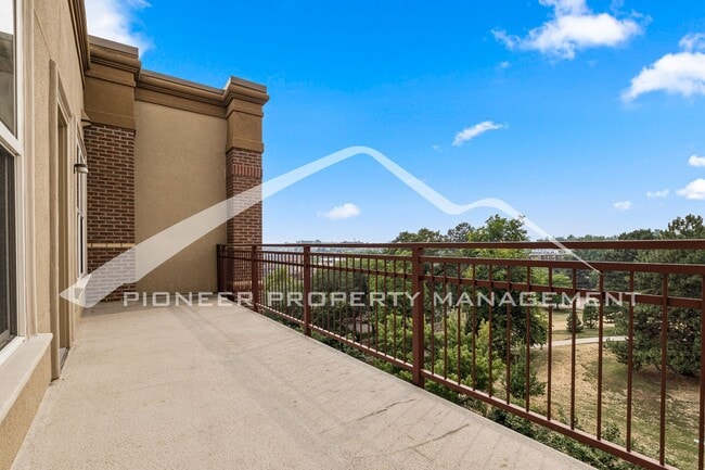 Building Photo - Gorgeous Condo with Mountain Views and Washer/Dryer