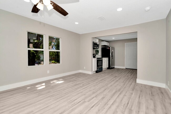Building Photo - 1617 E Linden Ave