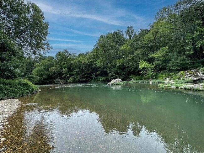 Building Photo - 896 Vaughn Rd