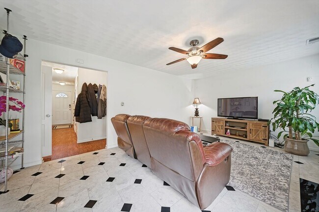 Building Photo - LARGE 4 BEDROOM HOME NEAR MILITARY BASE AND BAY