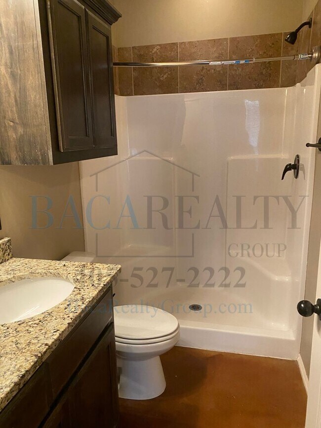 Building Photo - 3br 2ba duplex with 2 car garage!