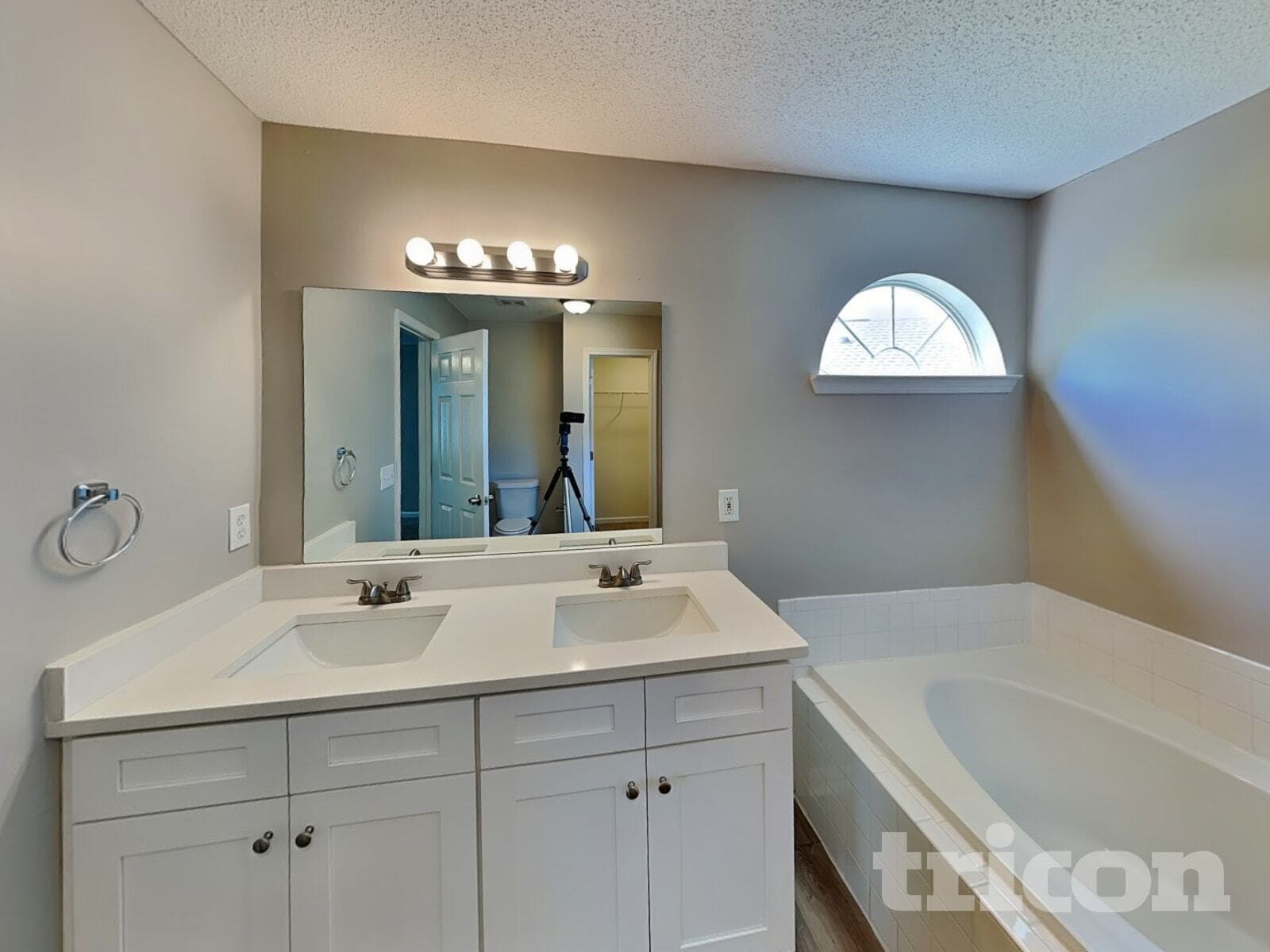 Building Photo - 5702 Colonnade Dr