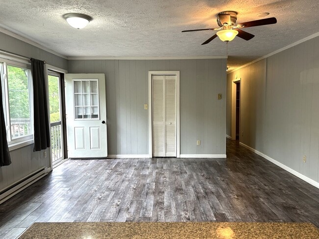 Building Photo - Three-Bedroom Upper Duplex Near Downtown B...