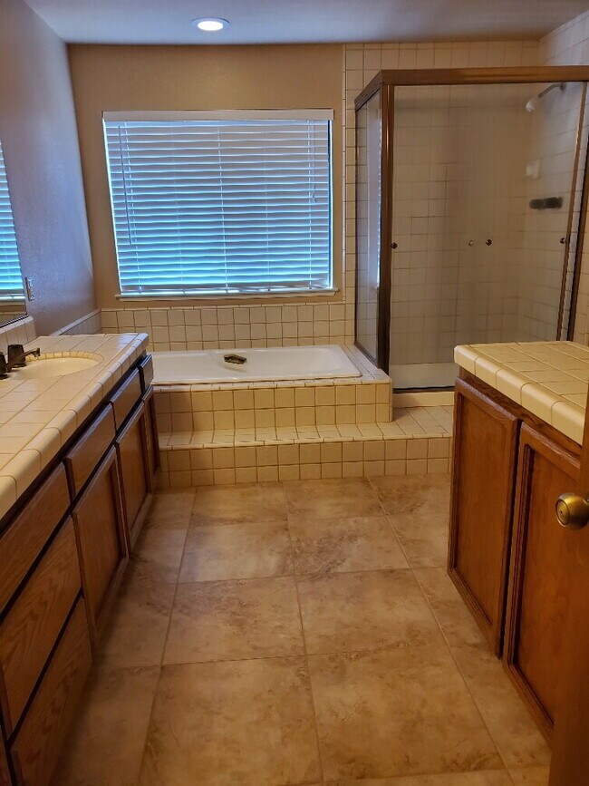 Building Photo - "Spacious 4-Bed, 3-Bath Oasis in Gold River with pool!"