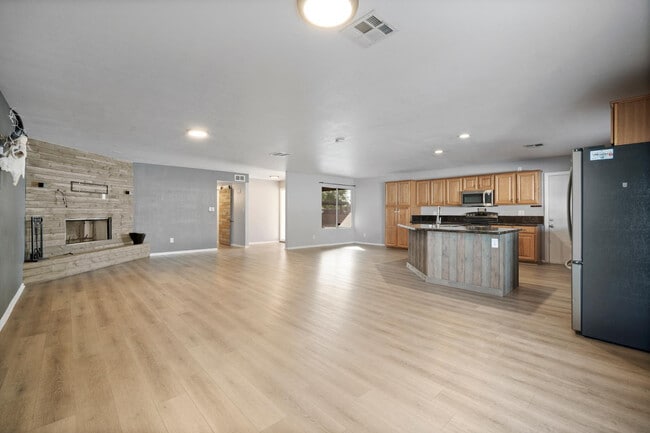 Building Photo - 4515 W Shaw Butte Dr
