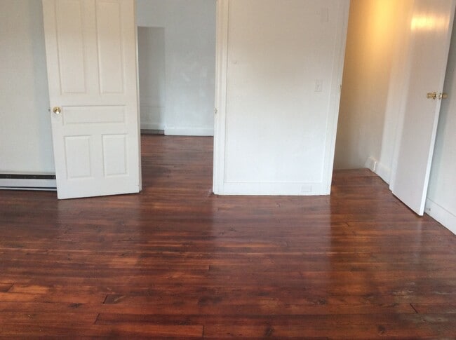 Building Photo - Spacious 3 Bedroom, Laundry, East End Near...