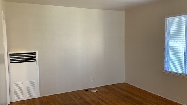 Building Photo - 2212