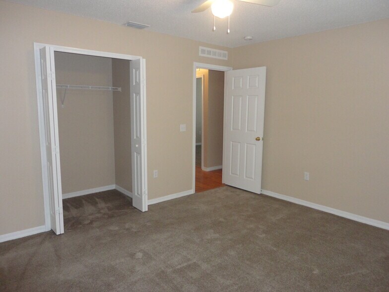 Building Photo - 1019 Brenton Leaf Dr