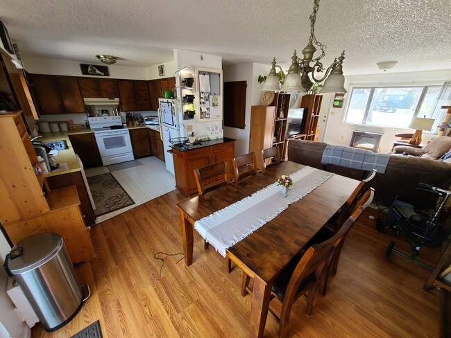 Building Photo - 2823/25 Shan Dr. Duplex