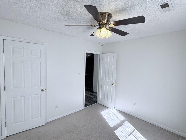 Building Photo - 418 Eucalyptus Ln