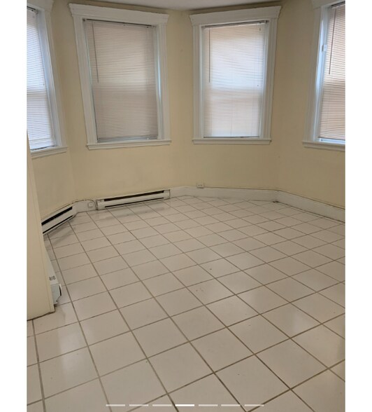 Building Photo - 368 Riverway