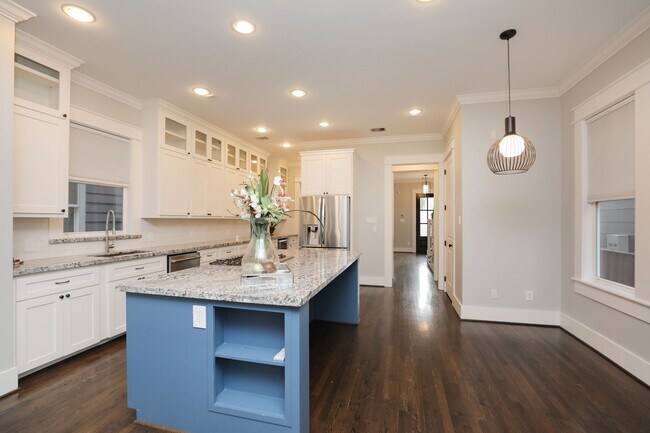 Building Photo - 907 E 25th St