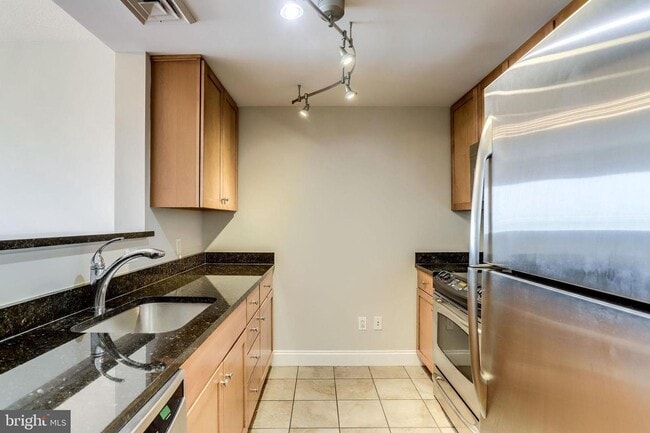 Building Photo - 1 bedroom 1 Bath - Highrise Luxury Living ...