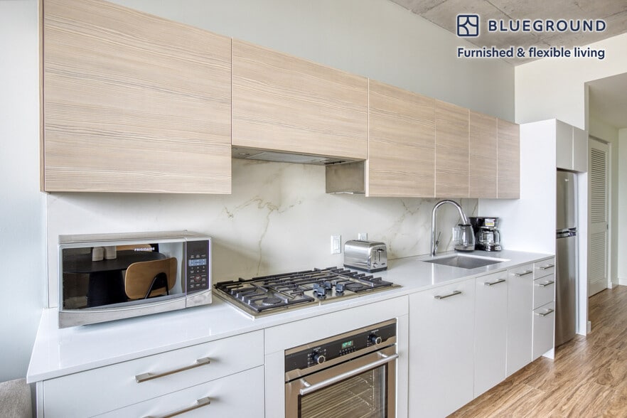 Building Photo - 165 North Des Plaines Street-SI FL10-ID643