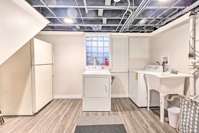 Building Photo - 696 Crescent Blvd