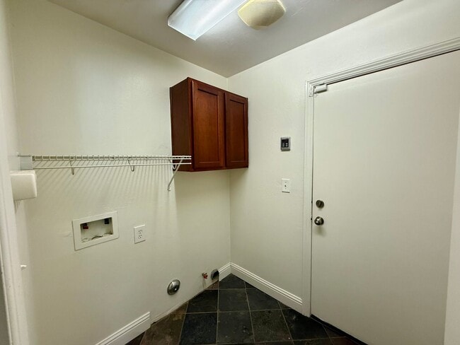 Building Photo - Beautiful 3 Bed / 2 Bath Home with Spacious Layout & Great Natural Light