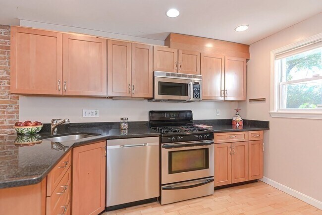 Building Photo - 10 Hancock St