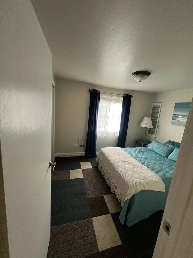 Building Photo - Well Maintained, 2-Bedroom, 1-Bath Home Cl...