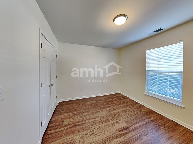 Building Photo - 112 Golden Valley Dr