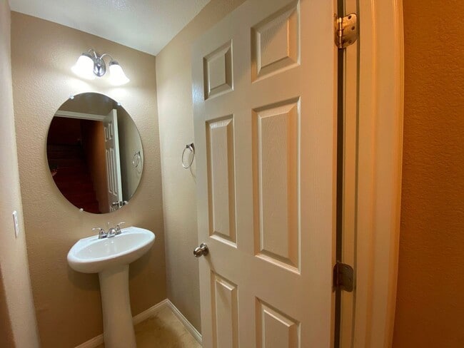 Building Photo - Southwest Beauty!