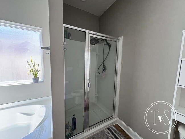 Building Photo - RATE DROP ALERT (was $2200/month)!