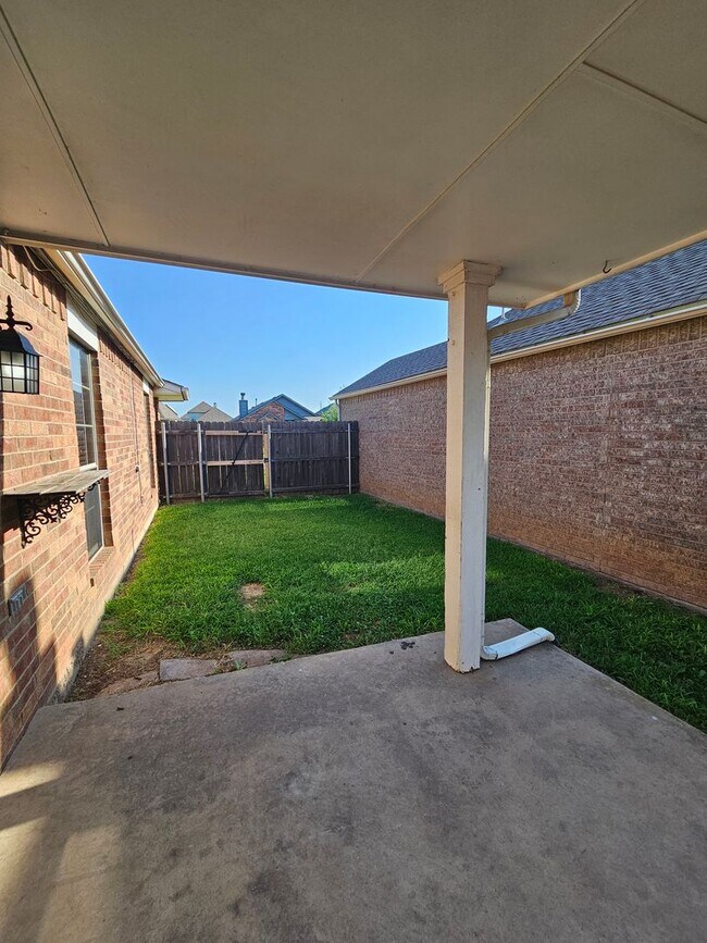 Building Photo - (4) Bed/(3) Bath in Moore with Storm Shelter! Avail NOW!!