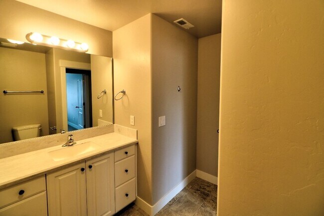 Building Photo - 3 bed 2.5 bath townhome in Salem
