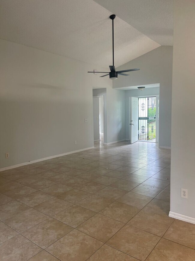 Building Photo - Orlando/Orlovista - For RENT 3 Bedroom, 2 Bathroom, 2 Car Garage
