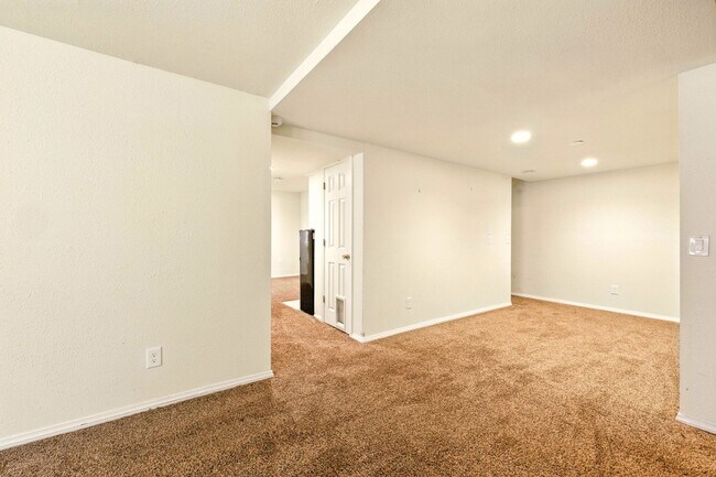 Building Photo - Amazing 3 Bed 4 Bath Highlands Ranch House...